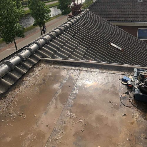 Een oude dakkapel met lekkages Een oude dakkapel in Didam