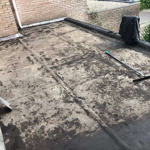Schoonmaken van een plat dak in Didam